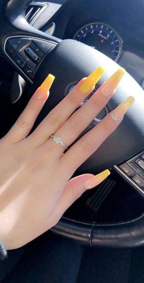 Fashion Unhas com amarelo 