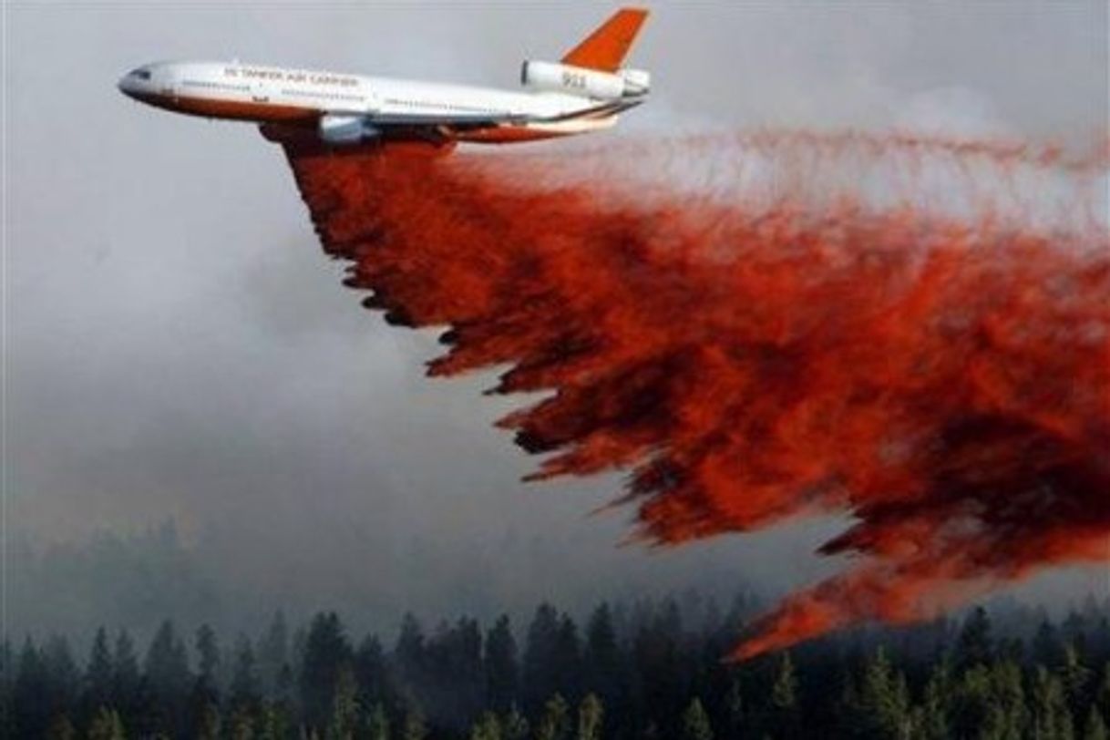 Social Avião MD-80 no combate de incêndio