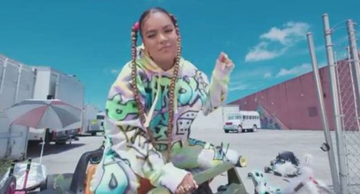 Social KAROL G - AY, DIOS MIO (VIDEO OFICIAL) 