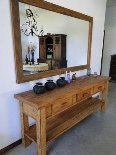 Mesa estilo aparadeira e espelho