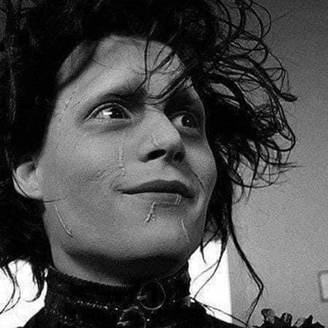 El joven manos de tijera