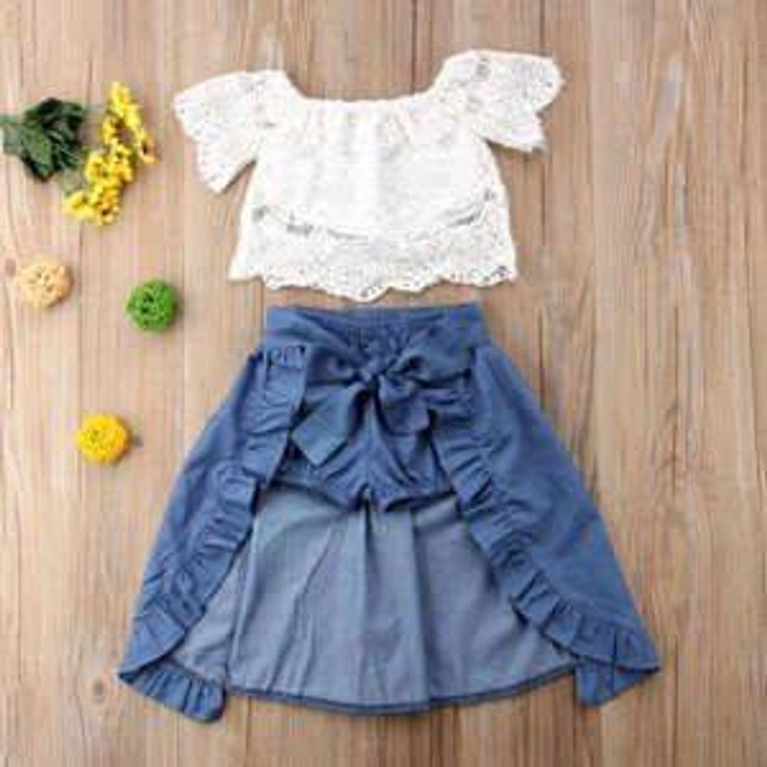 Moda ShortSaia jeans com blusinha branca.