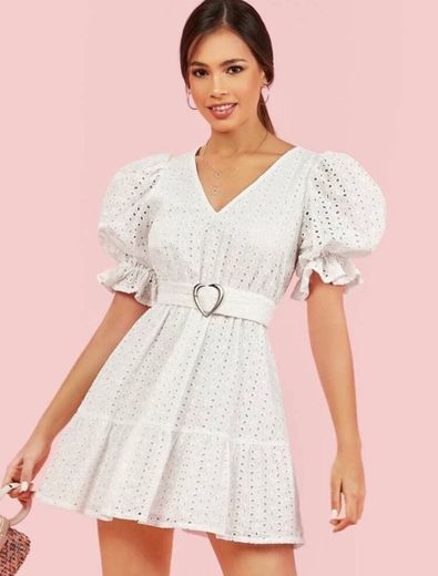 Vestido blanco con detalles de encaje 