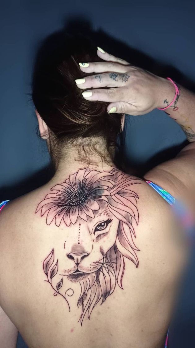 Social Tattoo leoa com flores delicada