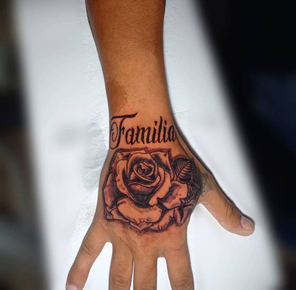 Social Tattoo rosa e família na mão