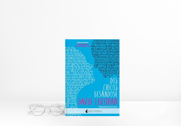 Book Dos chicos besándose