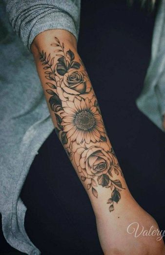 Tattoo antebraço floral 