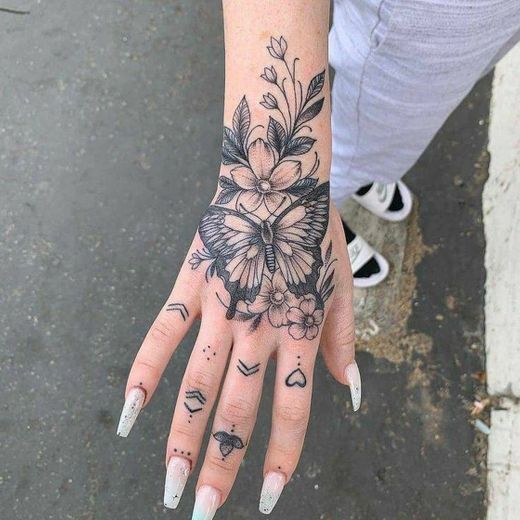 Tattoo feminina.  Borboleta na mão 