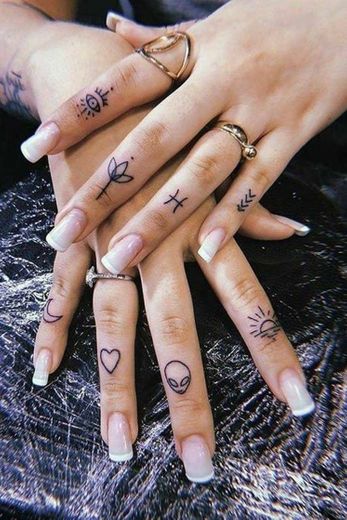 Tattoo feminina nos dedos 