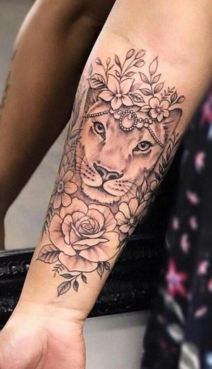 Tatuagem feminina leoa