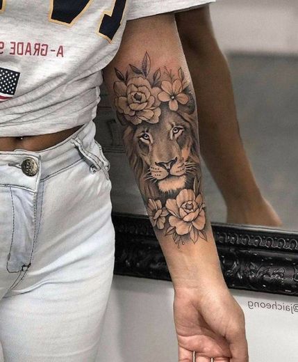 Tattoo feminina Leão antebraço 