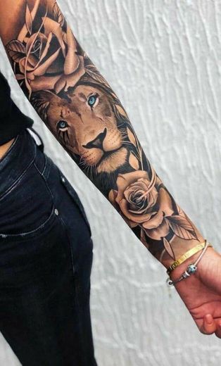 Tattoo feminina leao preto e cinza