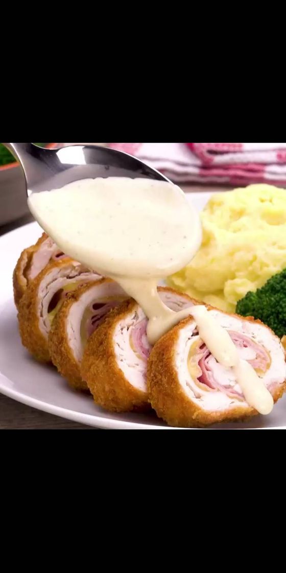 Fashion Cordon bleu de pollo con salsa bechamel