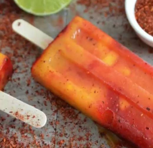 Paletas de mango con chamoy