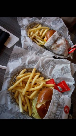 Carl's Jr. Ejercito Nacional