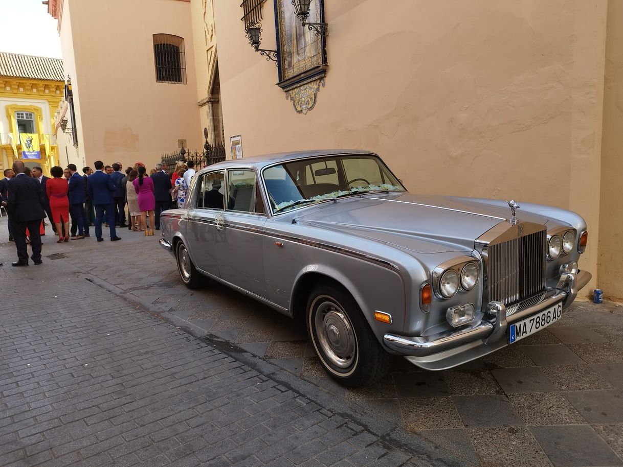 Books Roll Royce en la puerta de Santa Ana (coche novia)