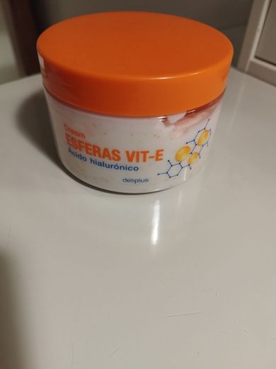 Crema hidratante vitaminadora con exfoliante