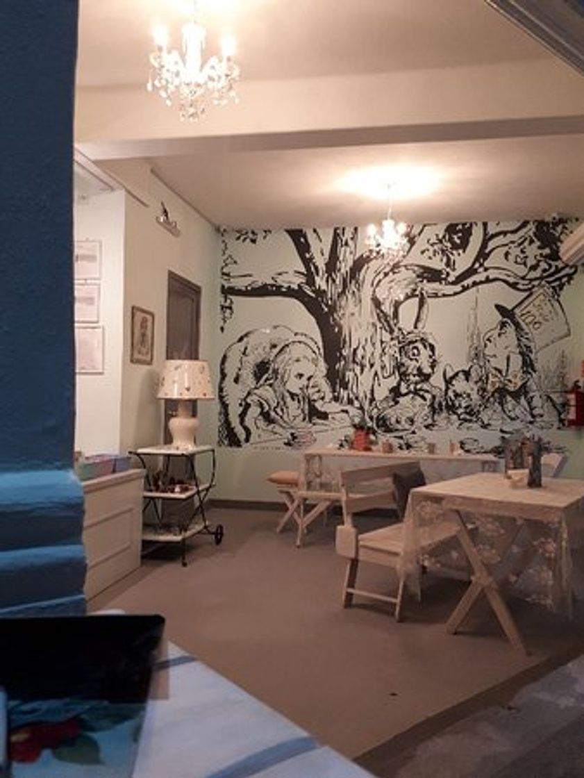 Restaurants Down The Rabbit Hole / Cafetería & Crepería