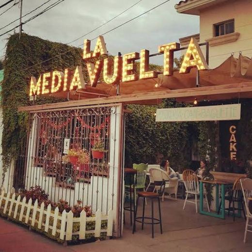 La Media Vuelta Cafe