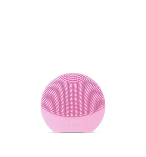 LUNA play plus de FOREO es el cepillo facial recargable de silicona