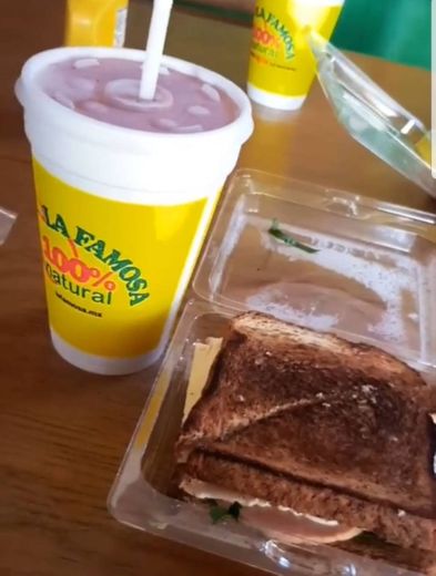 LA FAMOSA 100 porciento natural Jugos y Sandwich