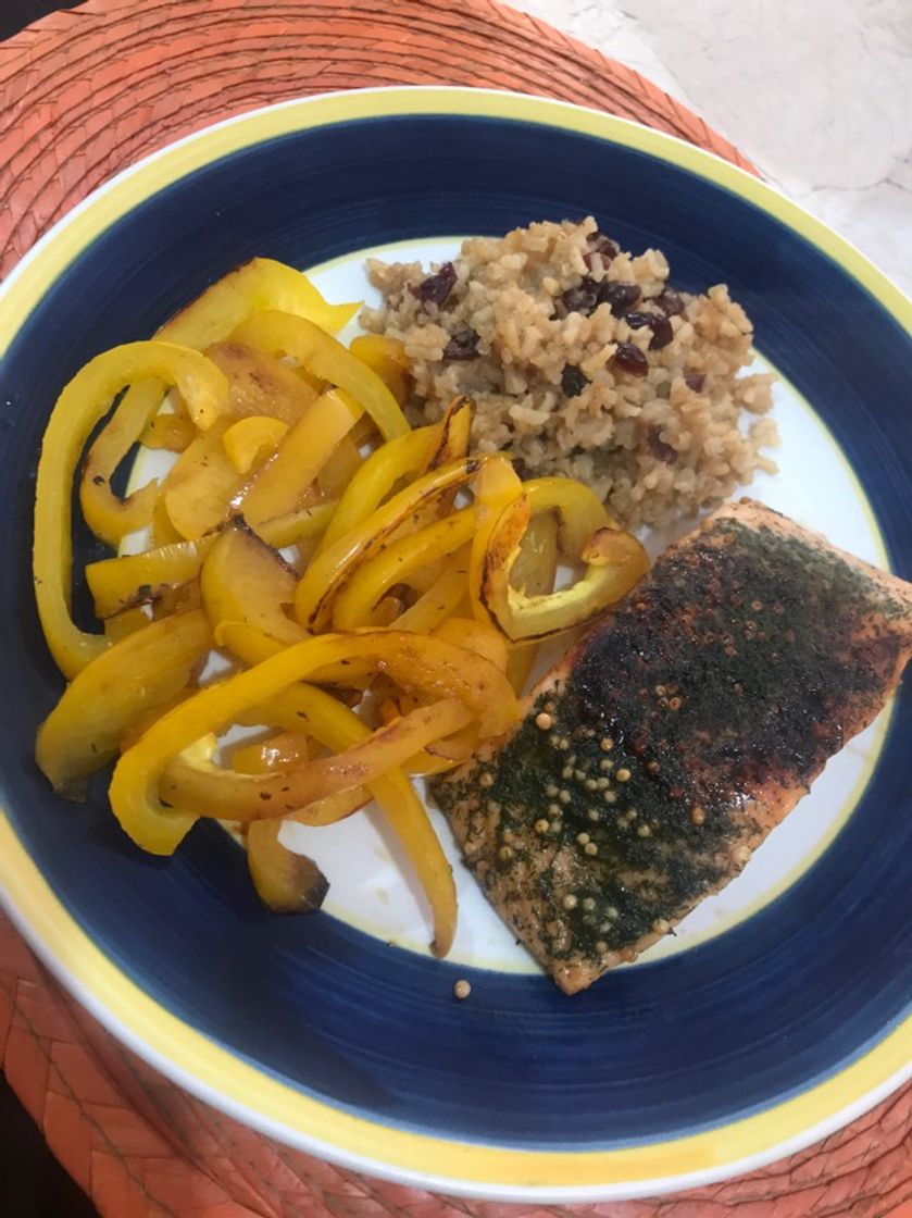 Receta de salmón con pimientos, quinoa y arroz integral. 