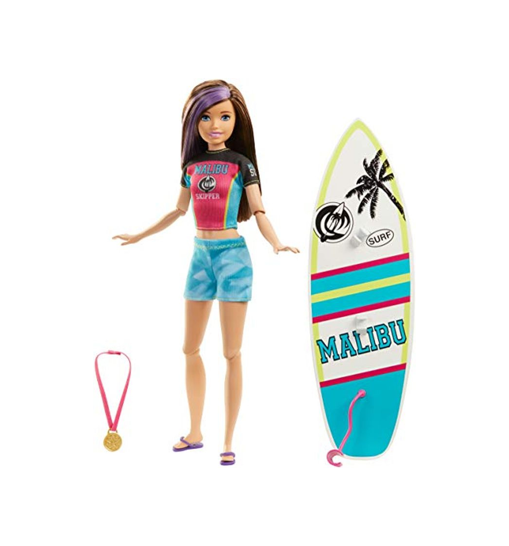 Producto Barbie Dreamhouse Adventures, Skipper Hora del Surf muñeca con accesorio de deportes