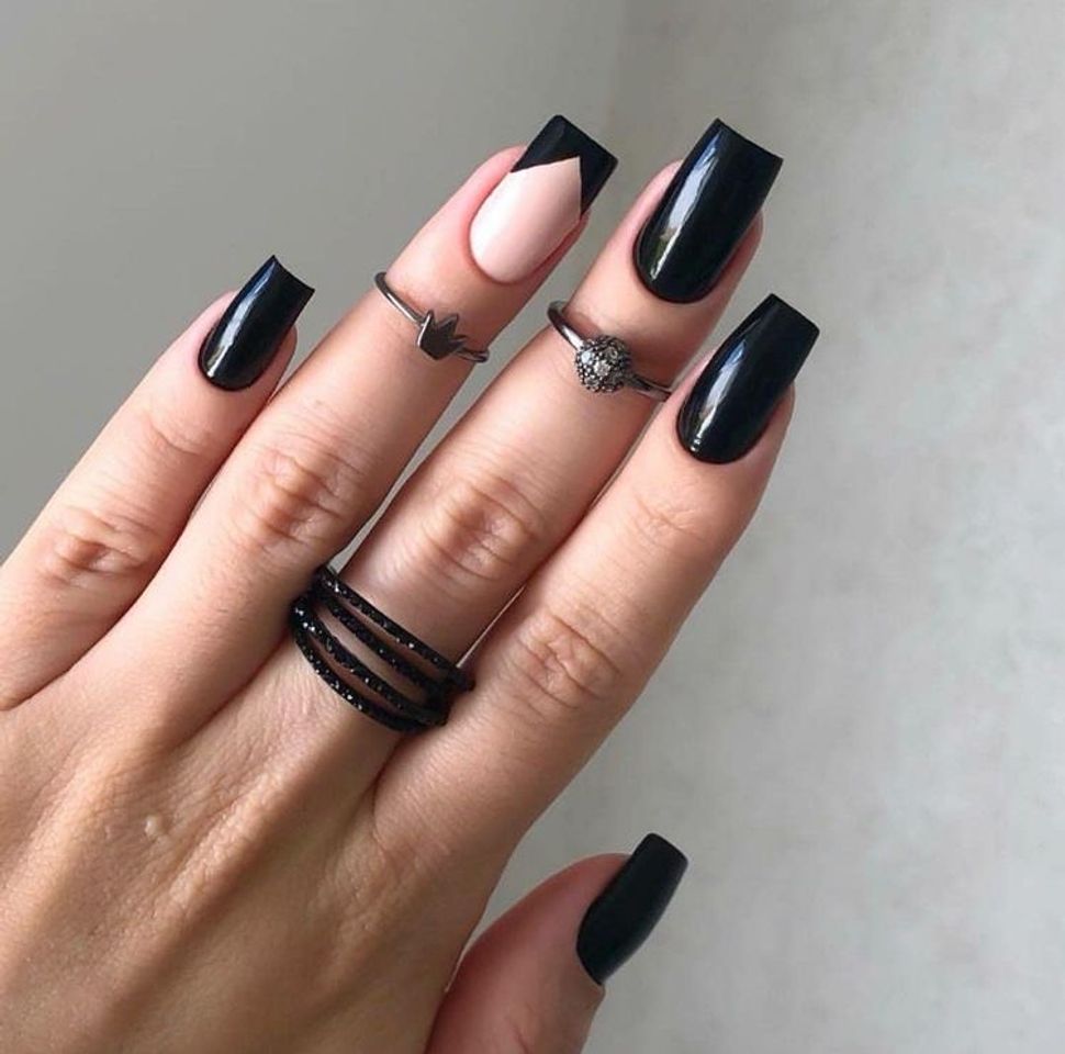 Fashion Esmaltação preta com detalhe em V