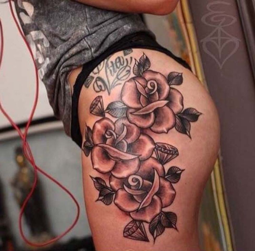 Moda Tattoo flor no quadril 💖