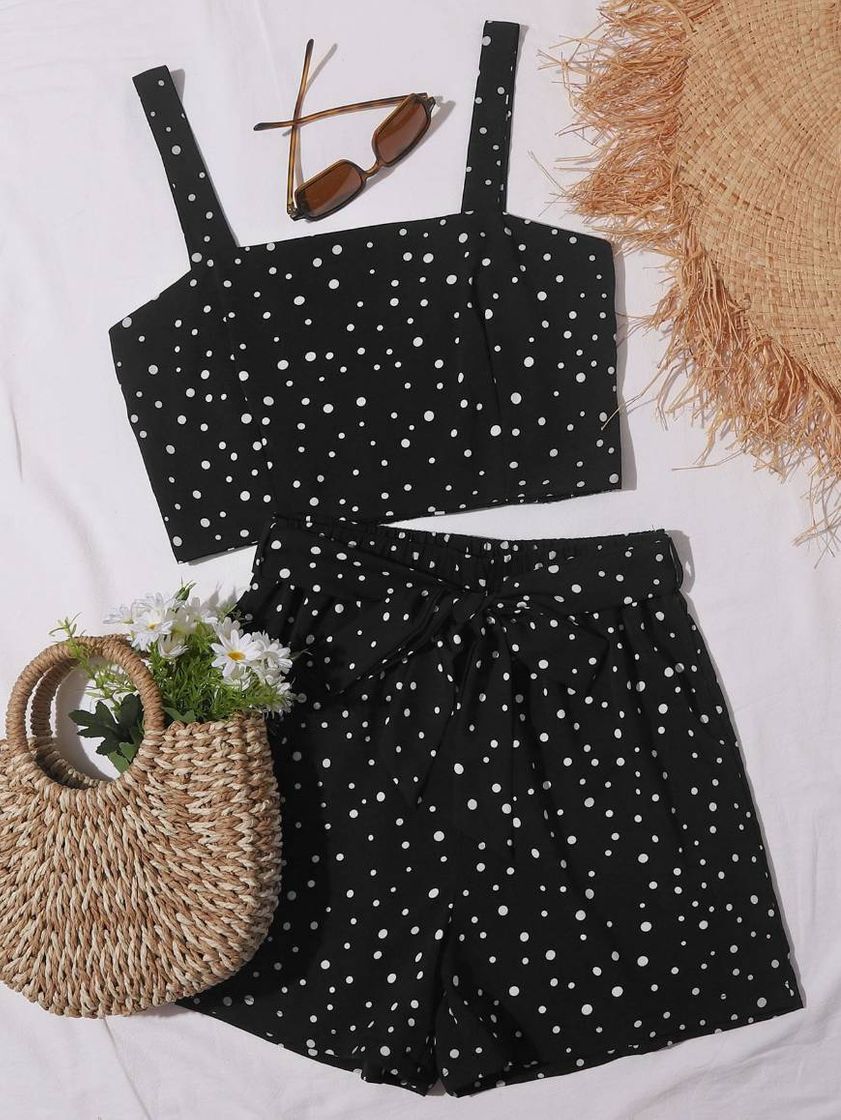 Outfit de lunares de dos piezas.