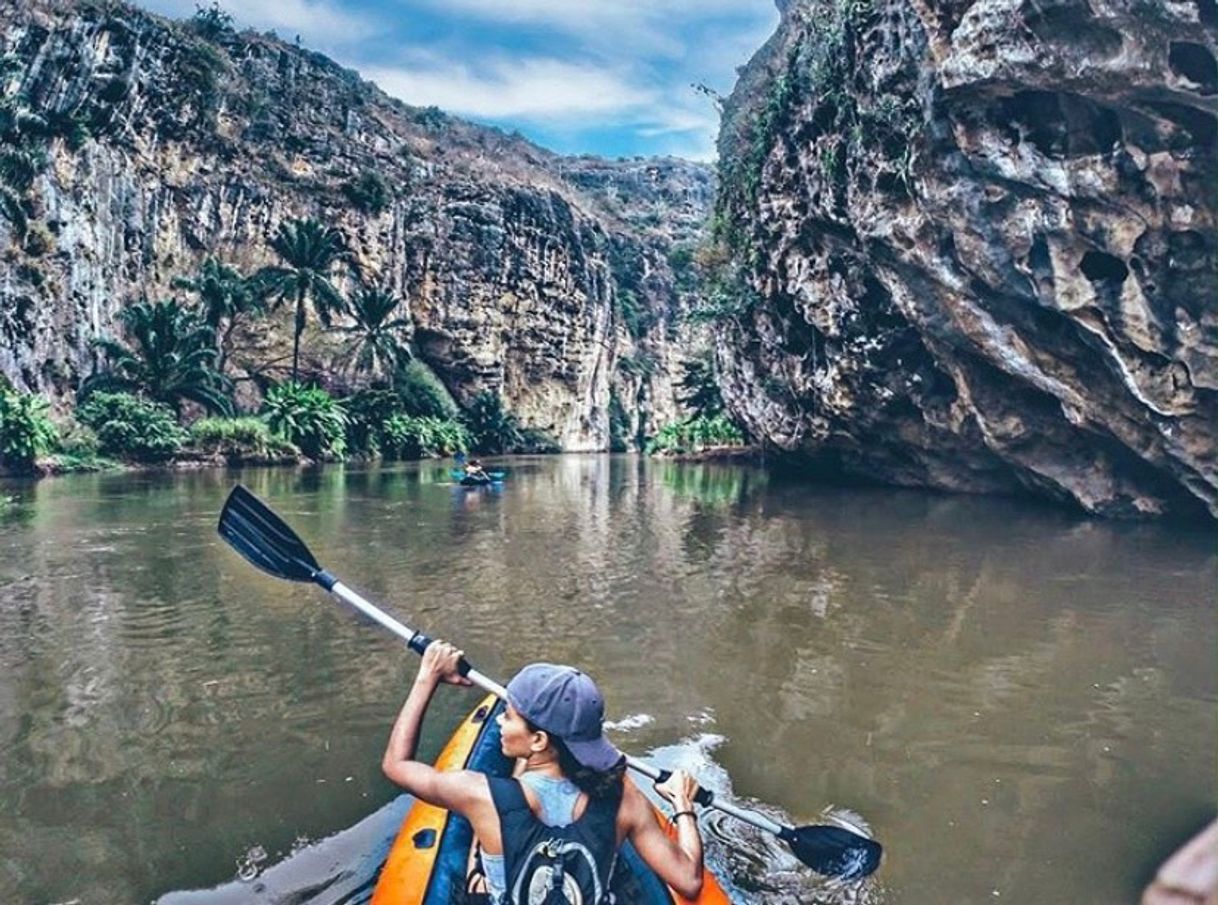 Lugar Grutas da Sassa