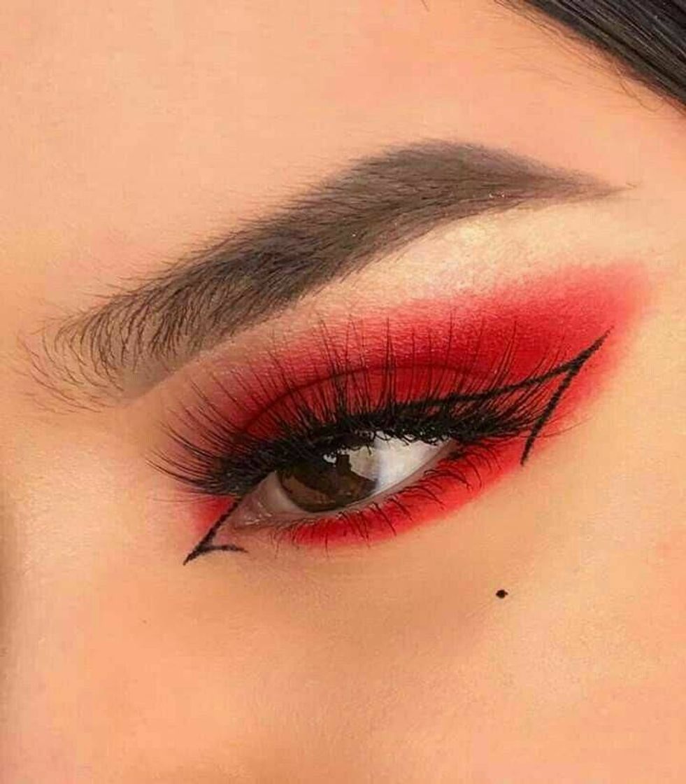 Fashion Red eyeshadow with graphic eyeliner 