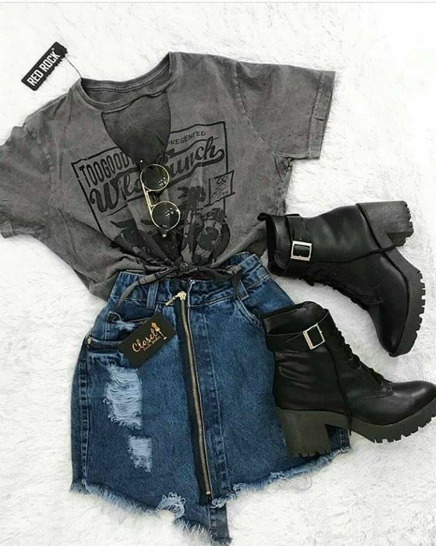 Moda Look com saia jeans e coturno.