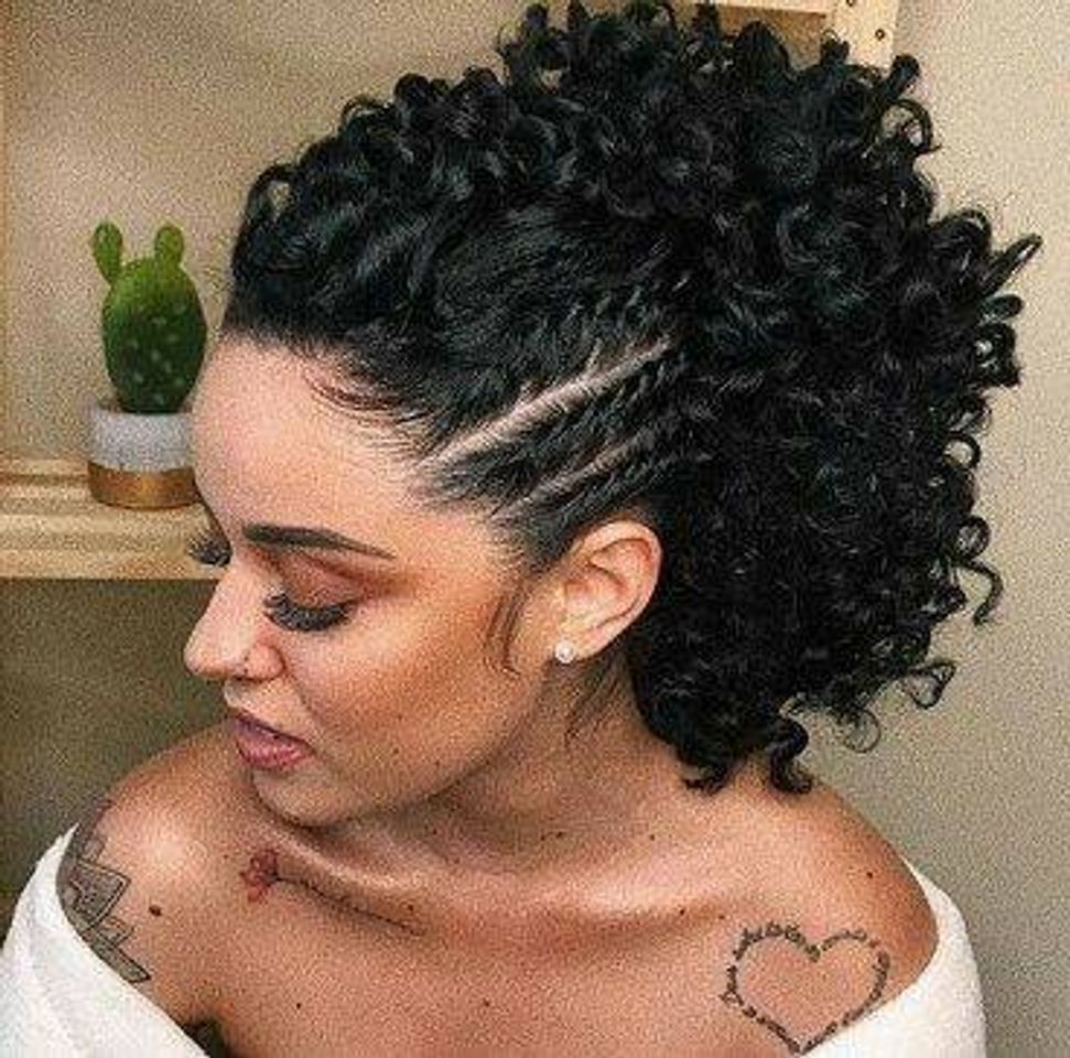 Moda Penteado em cabelo cacheado.