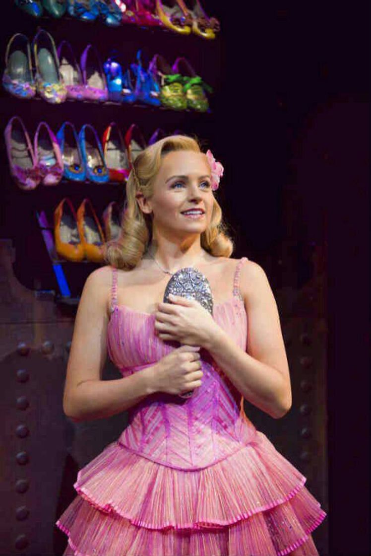 Moda Glinda em seu número musical "Popular"