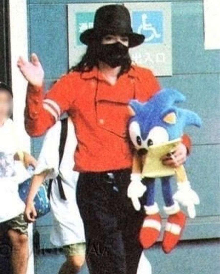 Fashion Michael Jackson cargando un peluche de Sonic. 