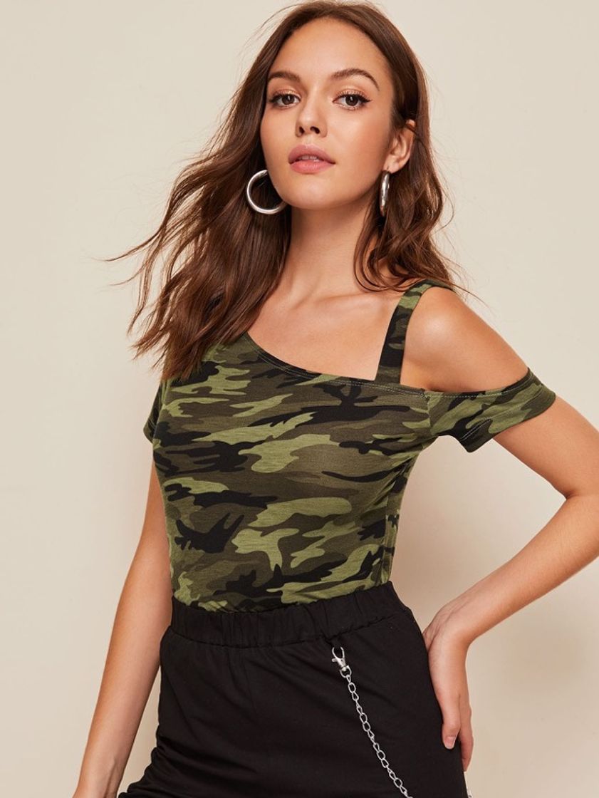 Moda Camiseta con estampado de camuflaje de cuello asimétrico