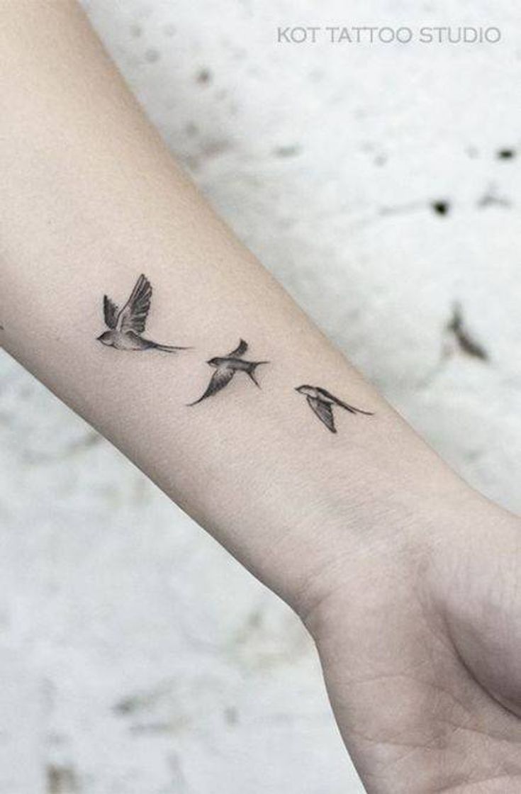 Moda El tatuaje pequeño de una golondrina emprendiendo viaje