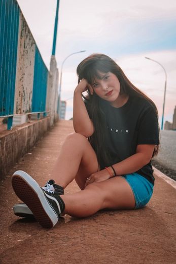 foto sentada em pontilhão 