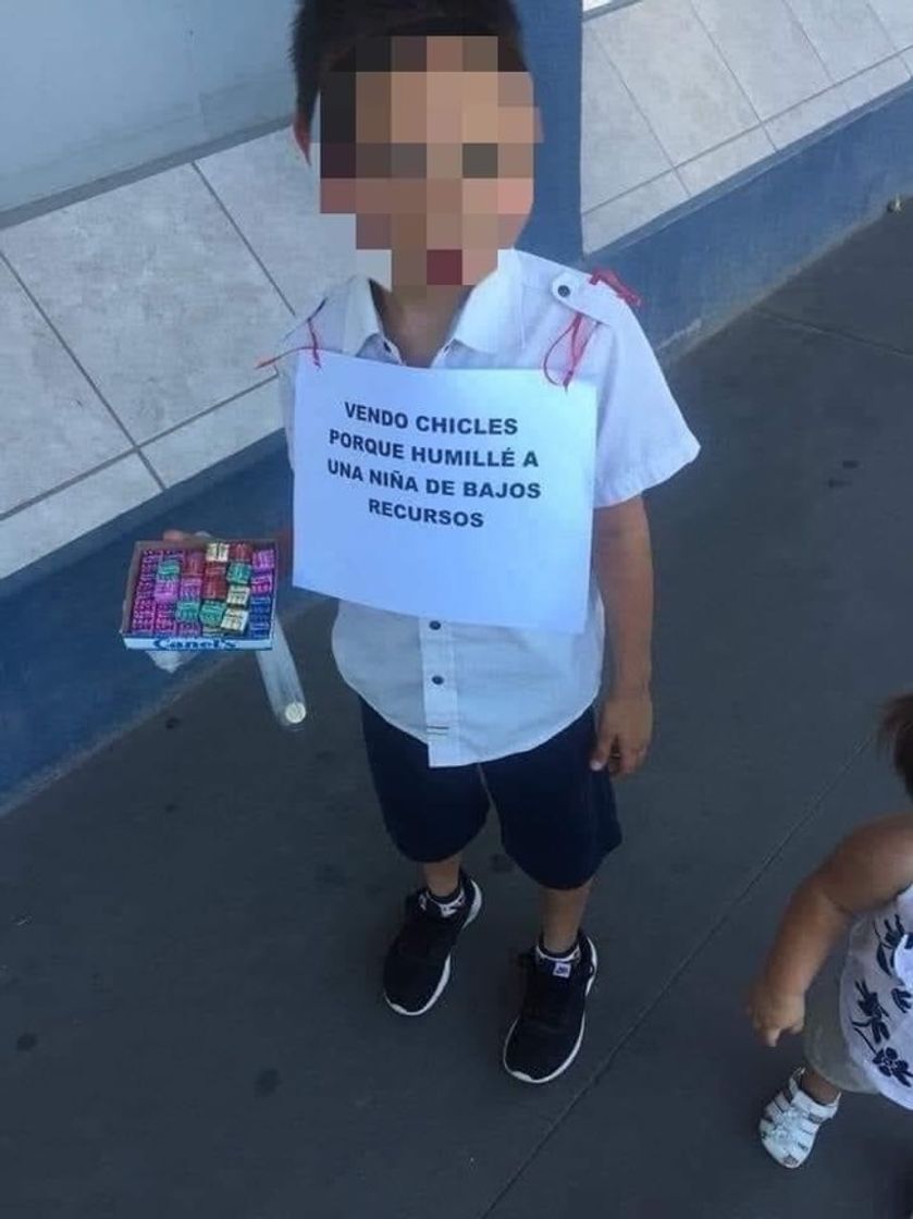 Social Reprende a su hijo por humillar a una niña de bajos recursos