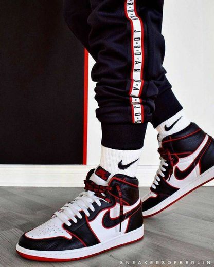 Air Jordan 1 Bloodline