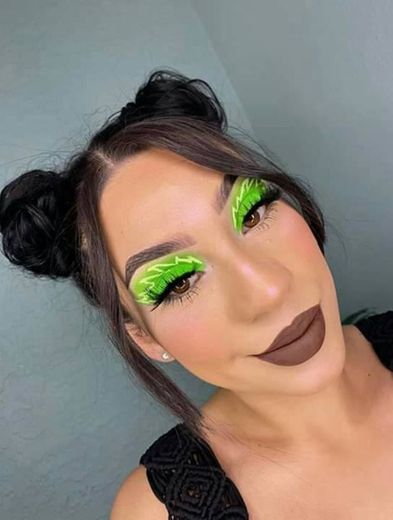 Elizabeth Esparza hermoso Maquillaje color Verde.