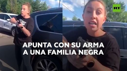 Mujer apunta con una arma a una mujer afroamericana