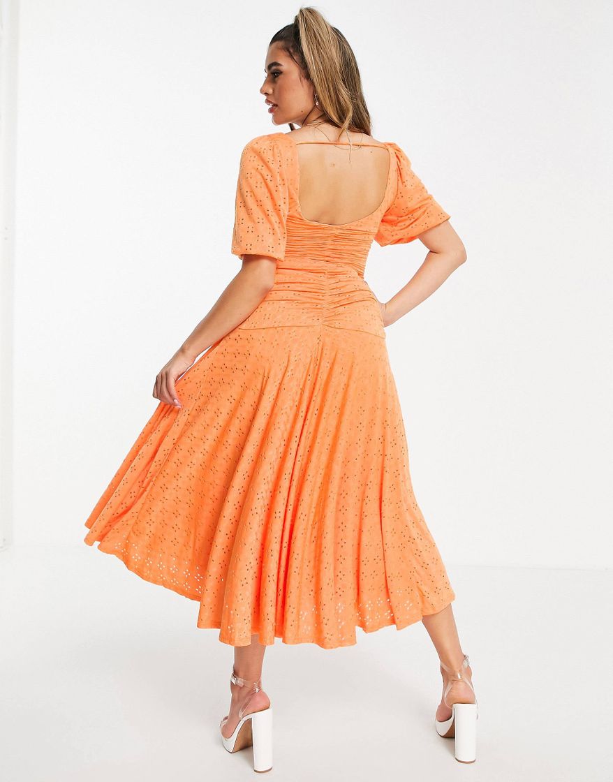 Moda Vestido naranja con calados