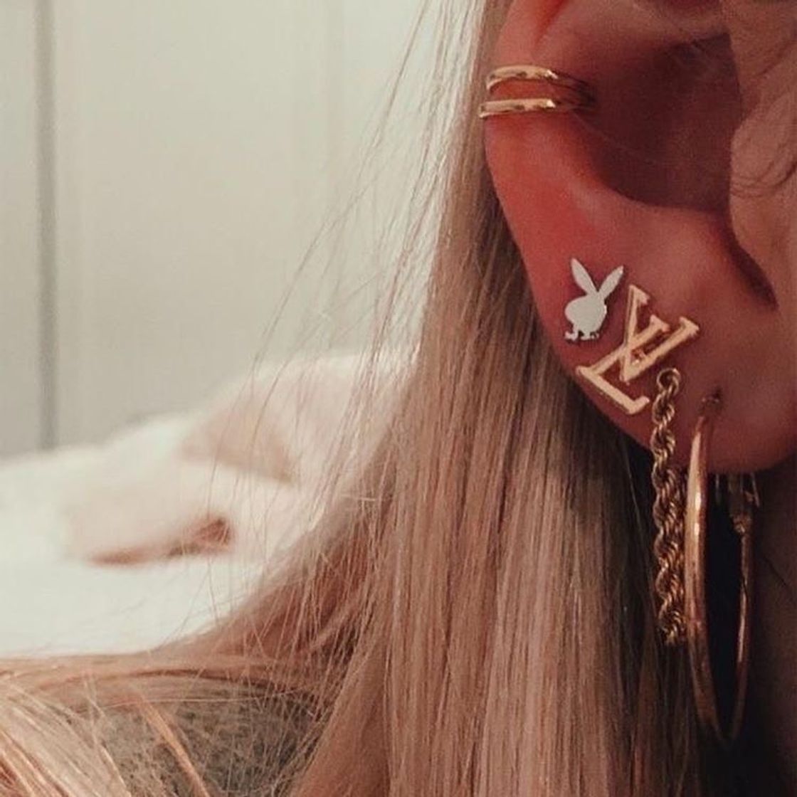 Social brincos e piercing 