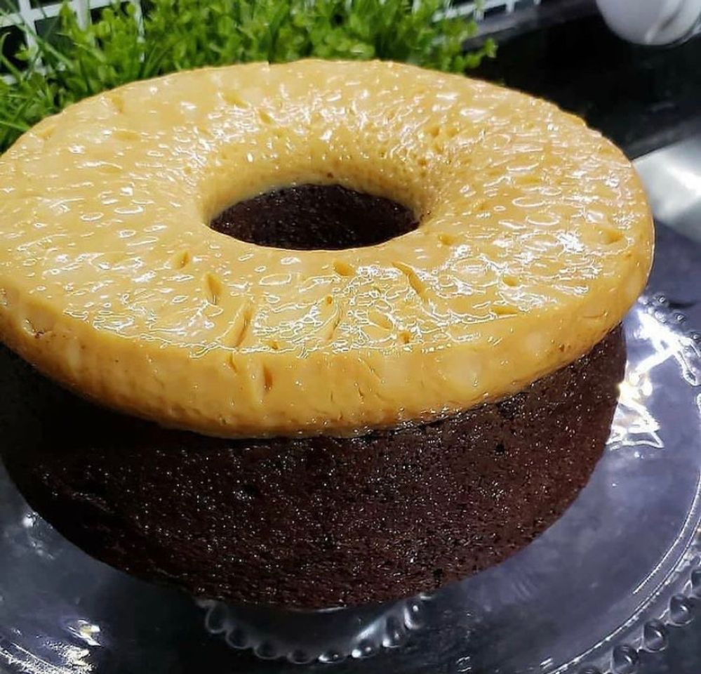 Bolo invertido de chocolate com doce de leite 