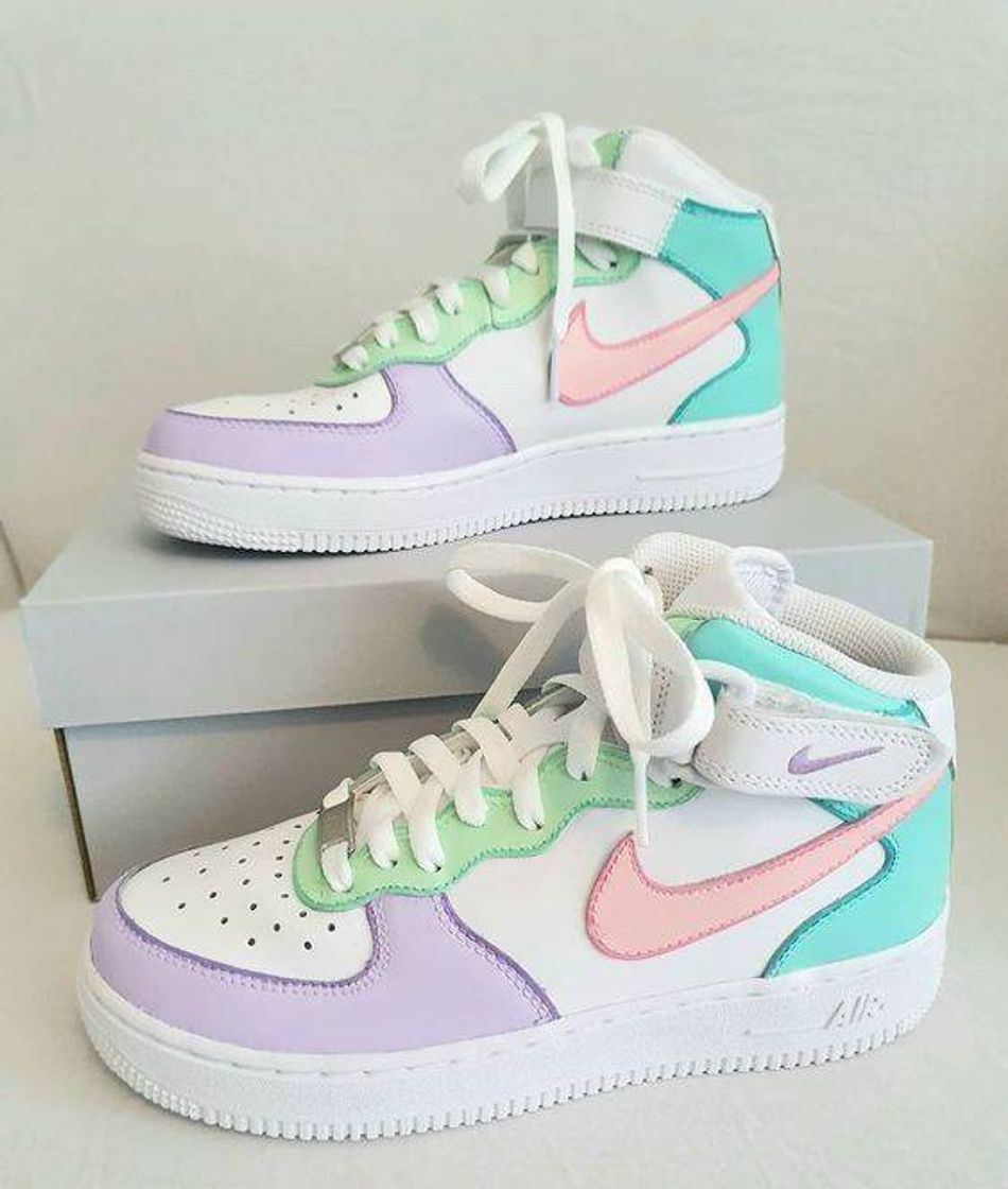 Fashion Tênis Nike branco com detalhes pastéis 