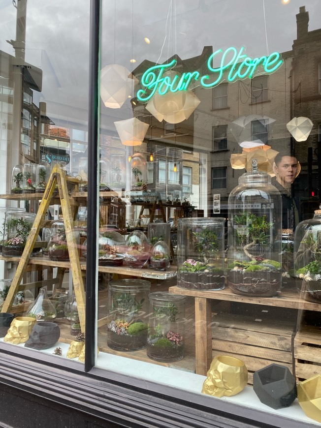 Lugar Four Store
