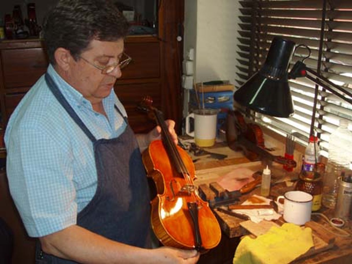 Lugar Fernando Solar, Luthier & Mercedes Solar, Archetiere