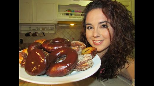 Donas caseras glaseadas, chocolate y azúcar